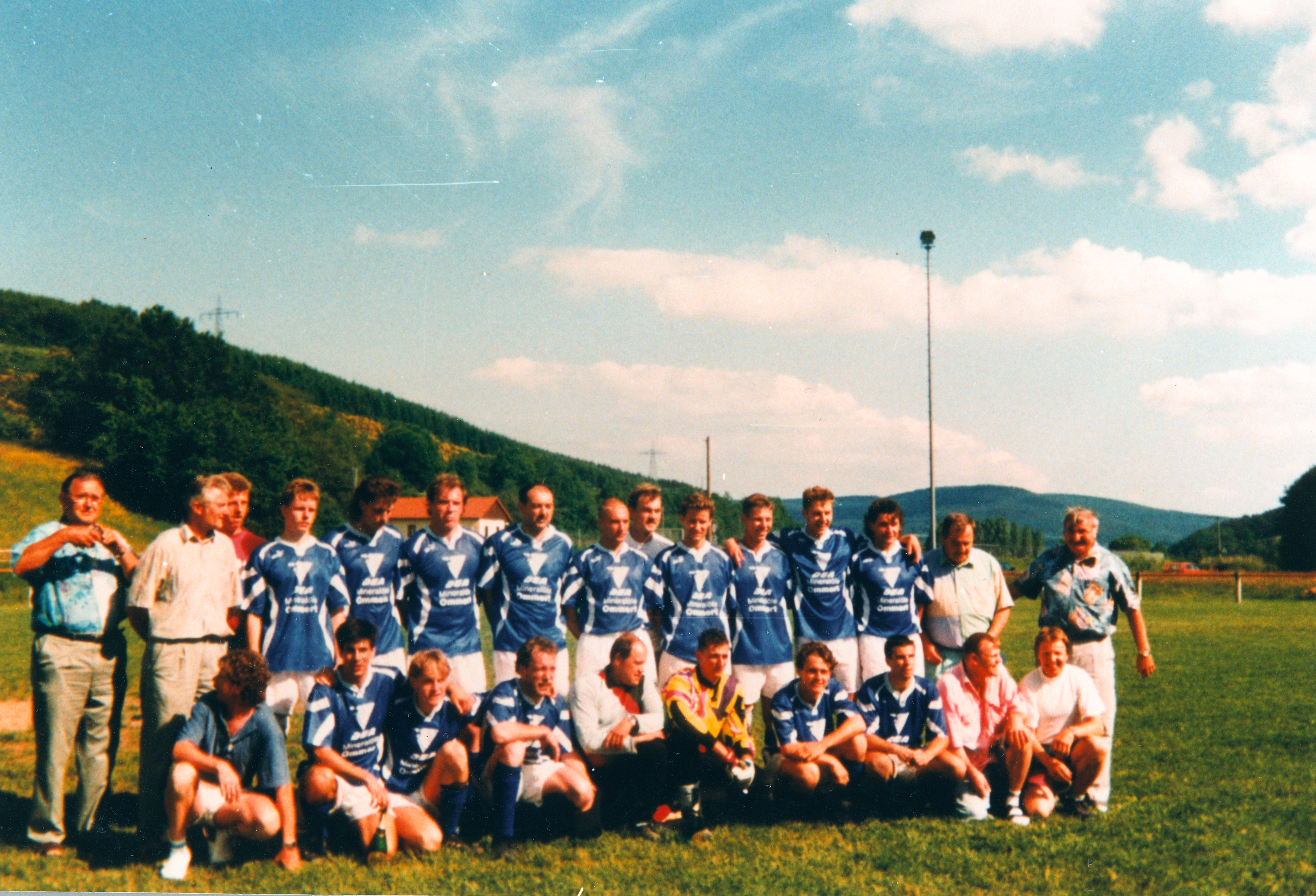 Die Fußballer des TVM feiern den Aufstieg am 28.5.1995